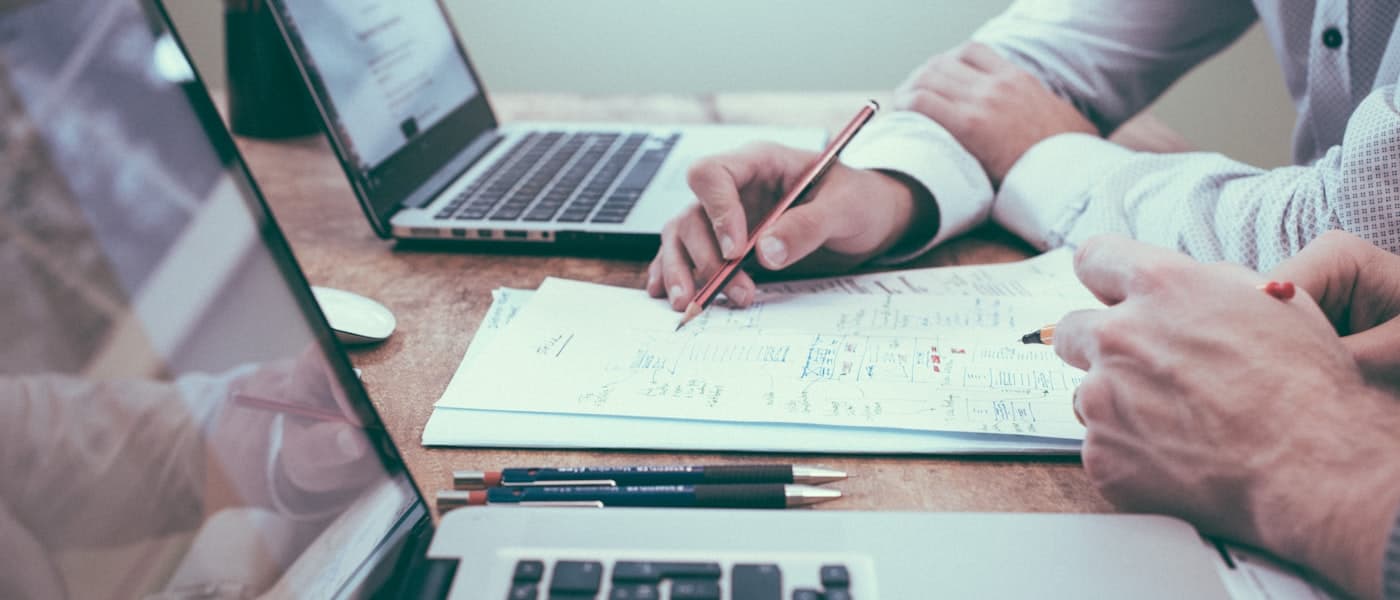 Finanzberater im Gespräch mit Kunden in Berlin – Marketing für Finanzdienstleister