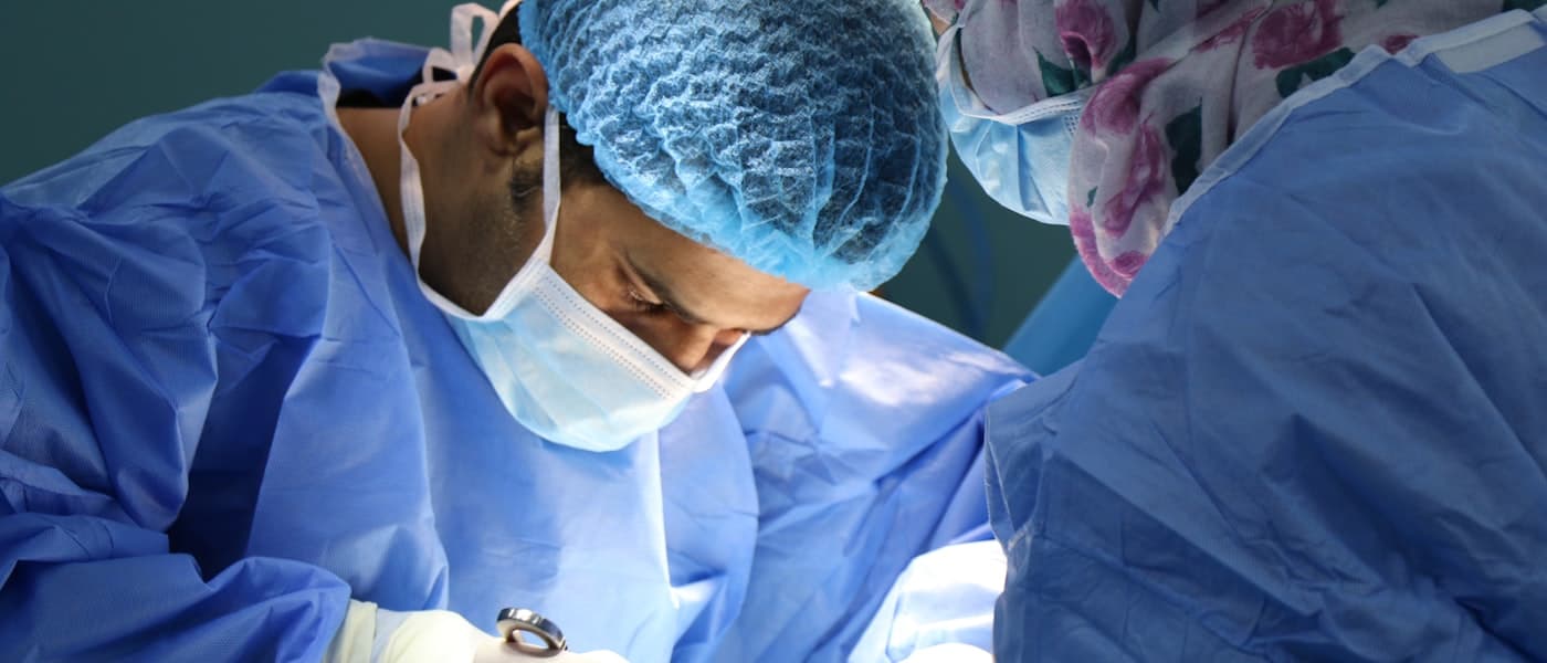 Online Marketing für Arztpraxen & Gesundheitseinrichtungen Arzt in einer modernen Praxis in Berlin – Praxismarketing & Patientengewinnung