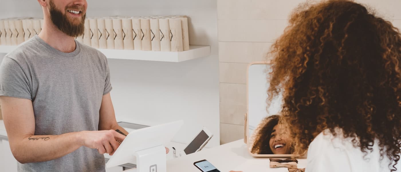 Performance Marketing für Onlineshops & E-Commerce Online-Shopping auf dem Smartphone – E-Commerce Marketing Berlin