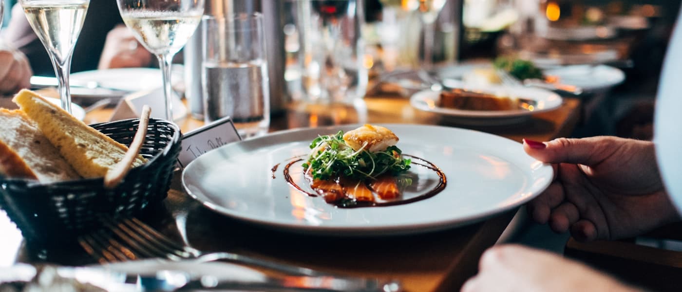 Digital Marketing für Restaurants, Cafés & Hotels Elegant gedeckter Restauranttisch in Berlin – Gastronomie Marketing