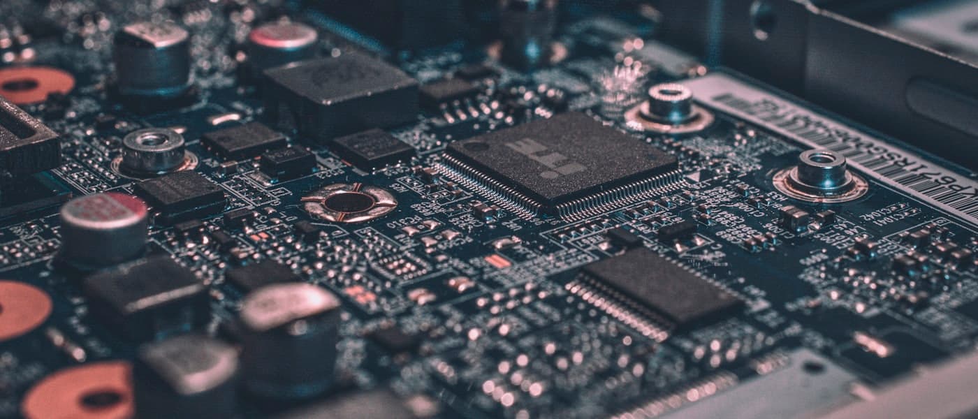 B2B Digital Marketing für IT & Softwareunternehmen Entwickler an modernen Computern in einem Tech-Unternehmen Berlin – IT Marketing