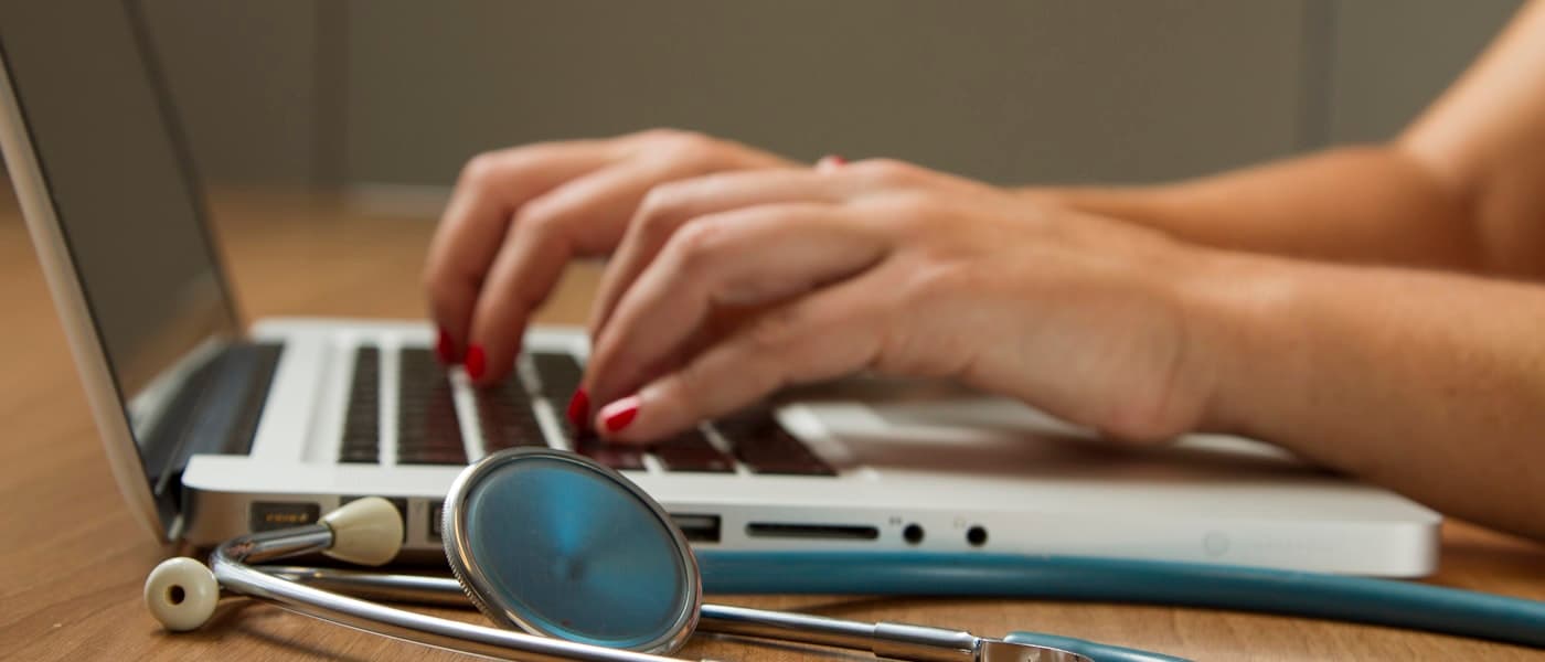 Recruiting-Kampagnen & Local SEO für Pflege & Soziale Einrichtungen Pflegekraft kümmert sich um Patienten – Marketing für Pflegedienste Berlin