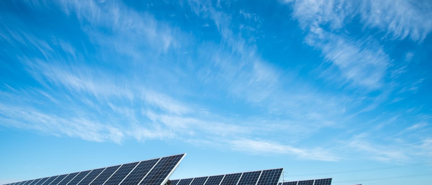 Lead-Generierung für Solar & Erneuerbare Energien Photovoltaikanlage auf einem Hausdach in Brandenburg – Solarmarketing