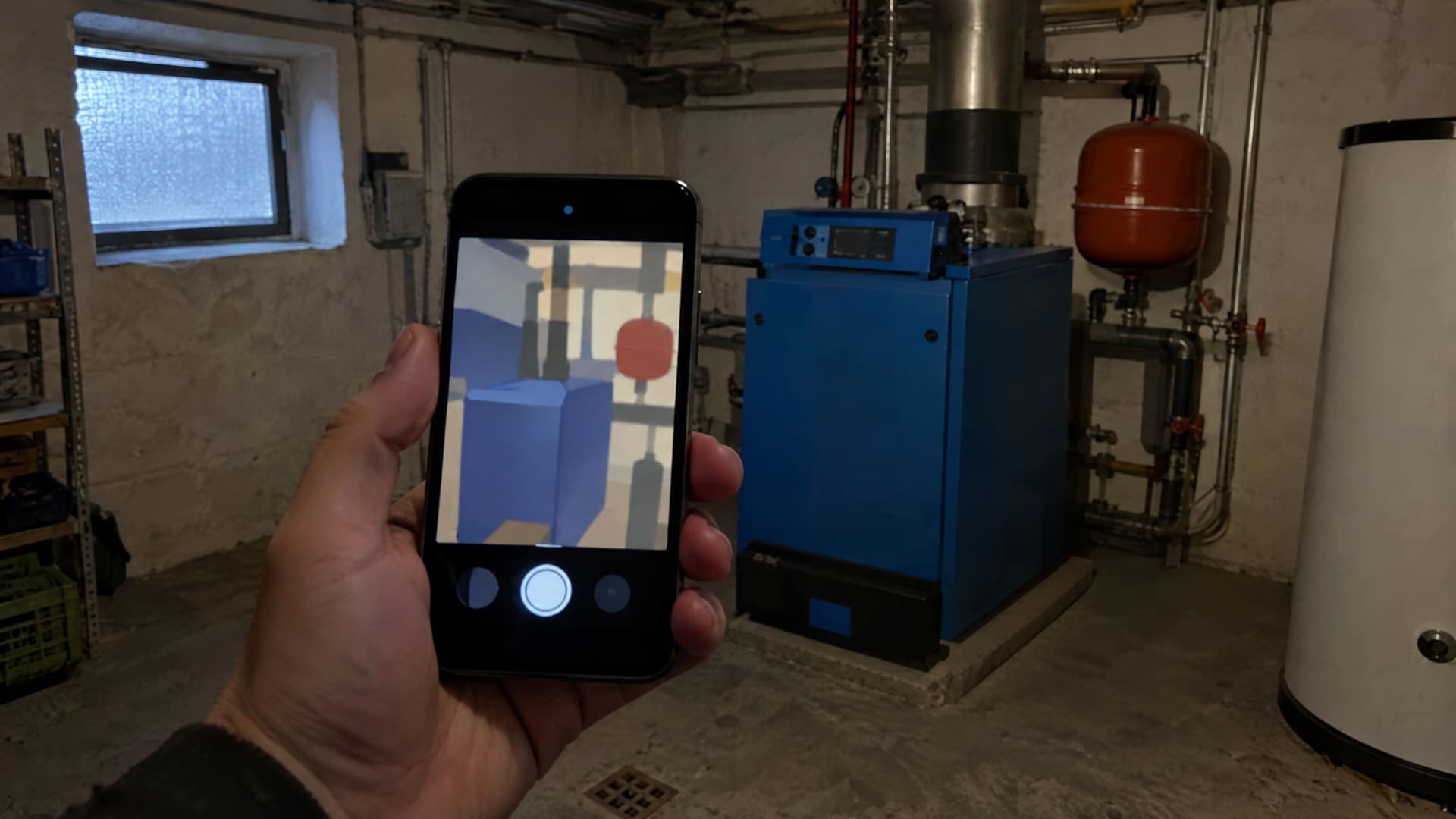 Hand hält ein Smartphone und fotografiert einen Heizungskeller für eine Anfrage, auf dem Display nur abstrakte Formen