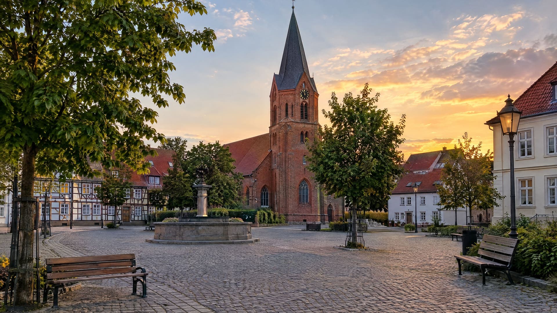 Symbolbild: Straße, Wasser oder Gewerbe, wie man sie in Brandenburg findet, für Oranienburg