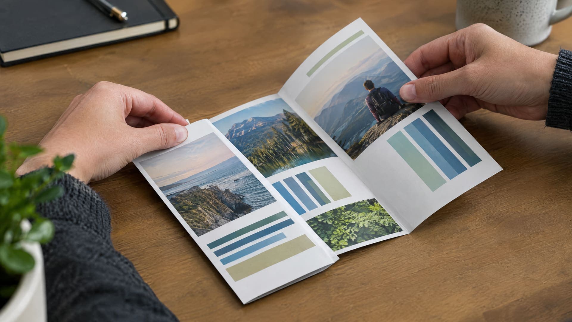 Nahaufnahme zweier Hände, die einen Flyer mit Wickelfalz falten, die bedruckten Felder zeigen Fotos und graue Textbalken