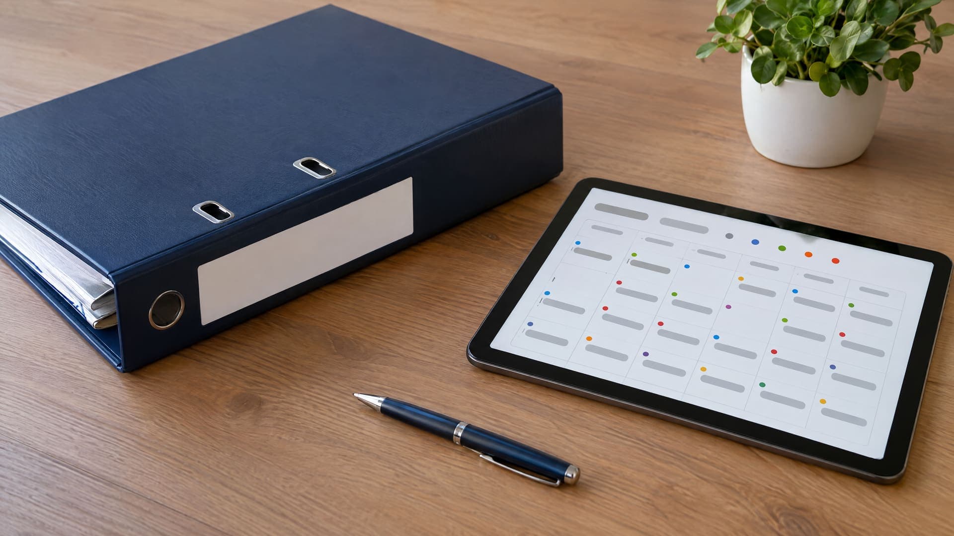 Mappe für Wartungsverträge auf einem Schreibtisch neben einem Tablet mit einer Kalendererinnerung, kleine Pflanze, Text abstrakt