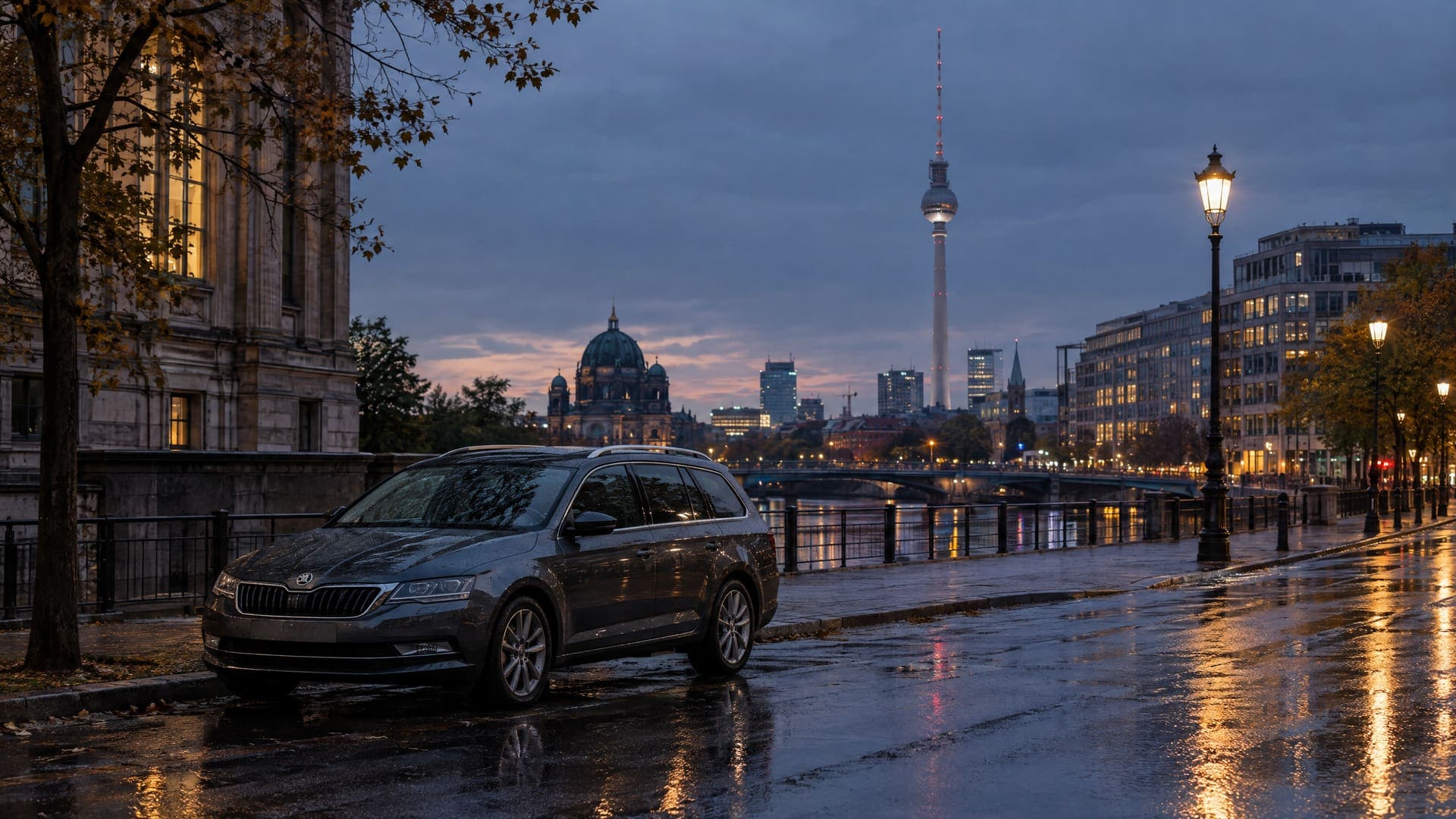 Dunkelgrauer Kombi ohne Beschriftung parkt in der Dämmerung an einer nassen Straße in Berlin, im Hintergrund Fernsehturm und Berliner Dom
