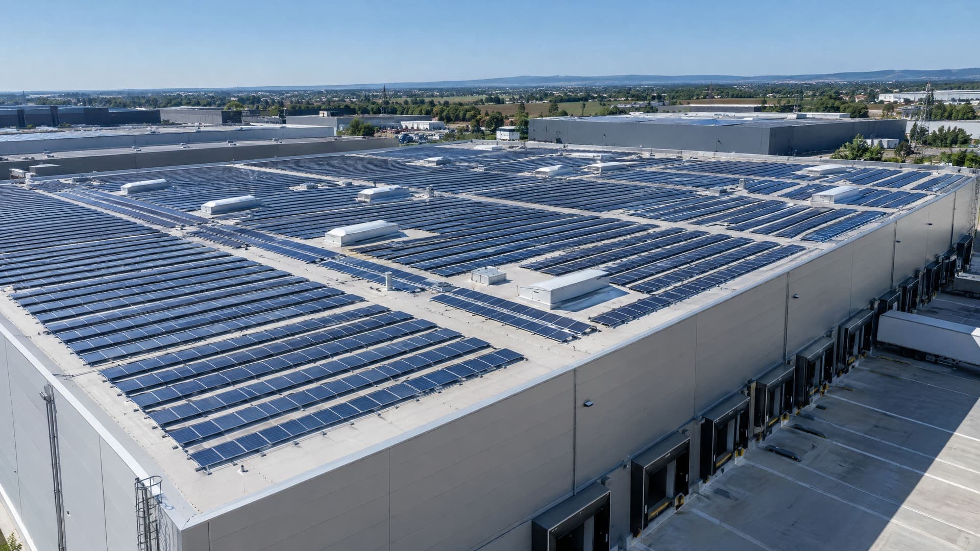 Große Flachdachanlage mit Photovoltaikmodulen auf einer Lagerhalle
