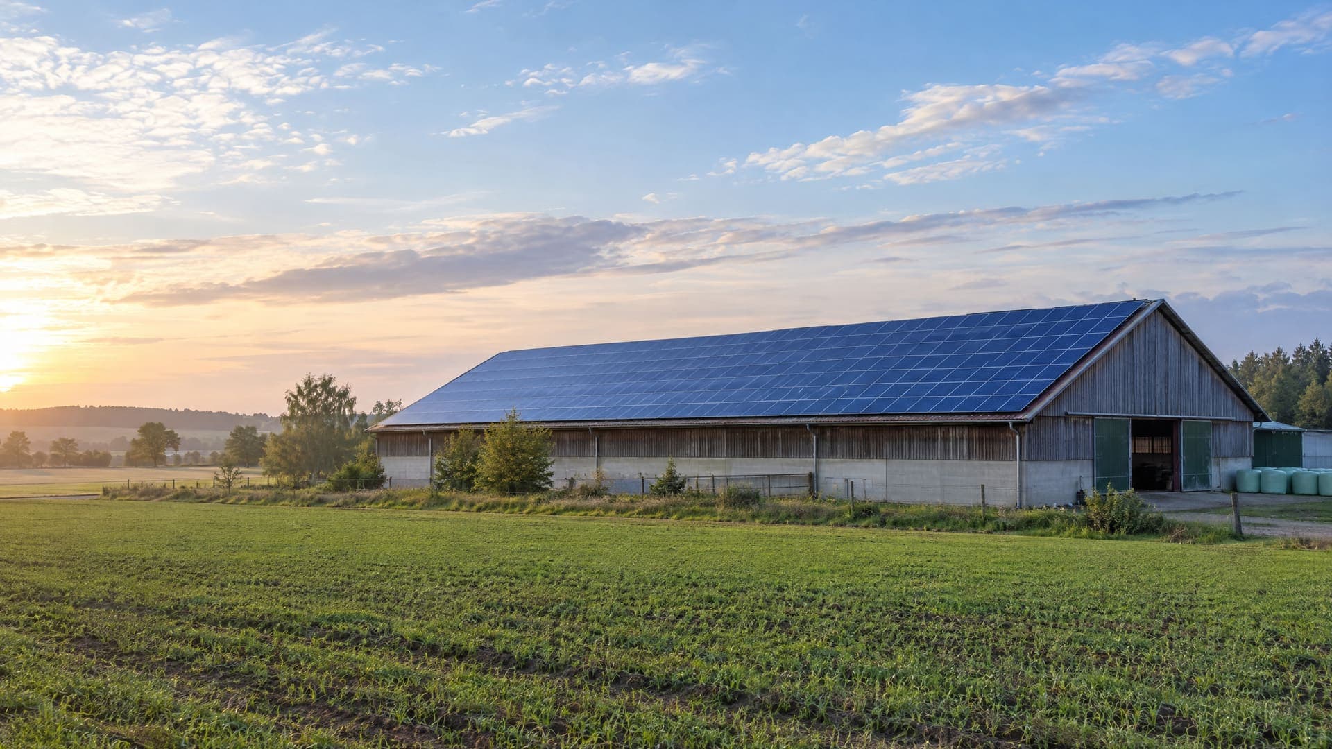 Große Scheune in Brandenburg mit vollständig belegtem Photovoltaikdach