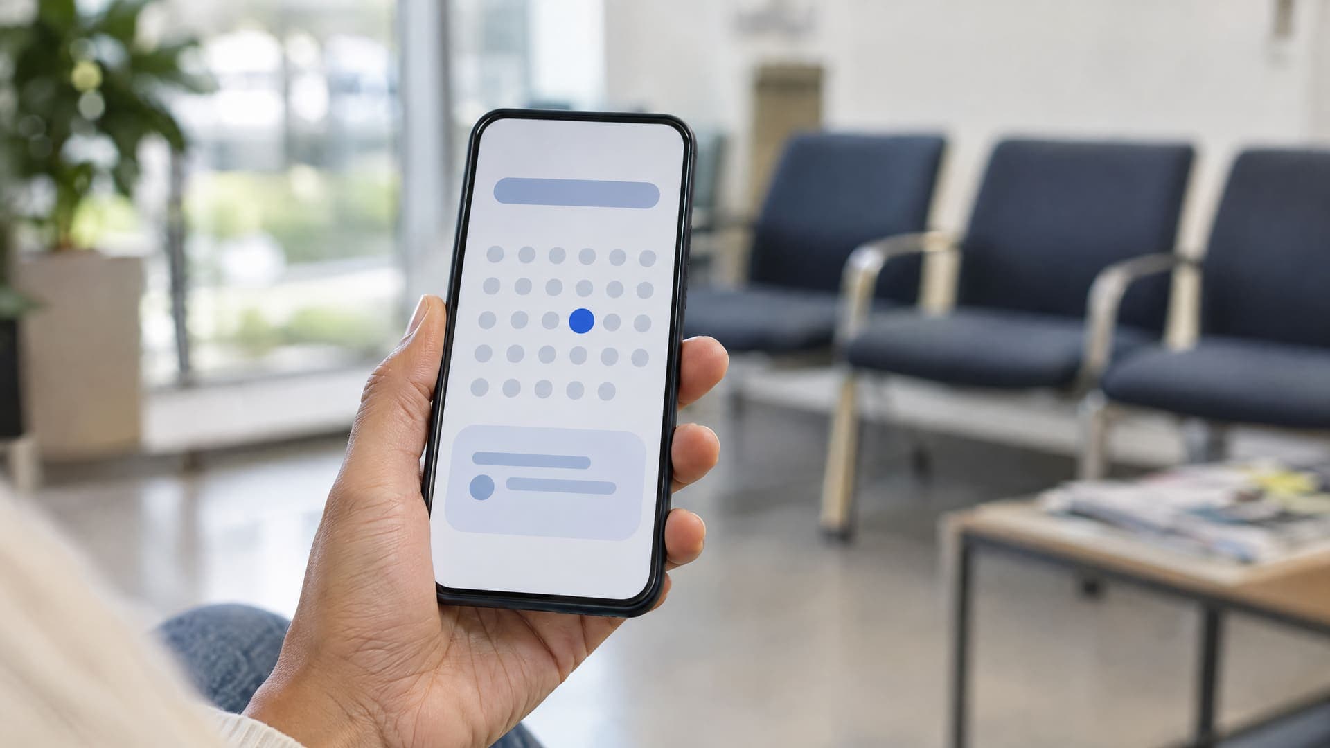 Hand hält ein Smartphone mit einer abstrakten Kalenderansicht und einem markierten Tag, im Hintergrund ein unscharfes Wartezimmer, Gesicht nicht sichtbar